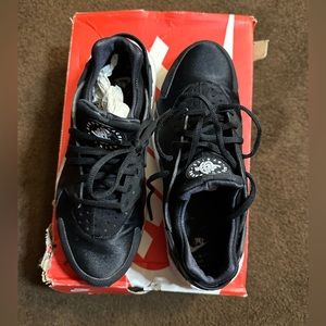 Women’s Nike Air Huarache Run. Size 9.5